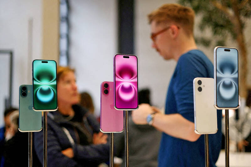 Apple launches the iPhone into the AI era with free software update